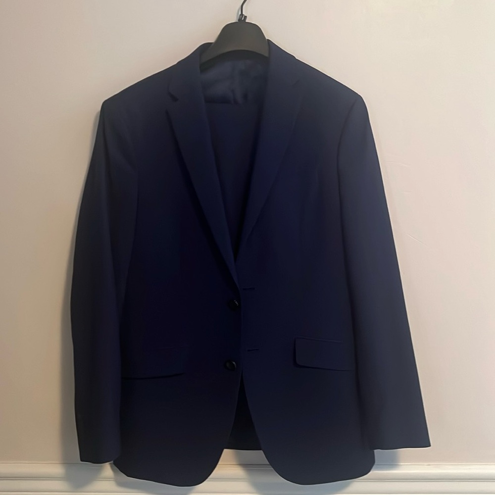 Good condition Men suit by Kenneth Cole